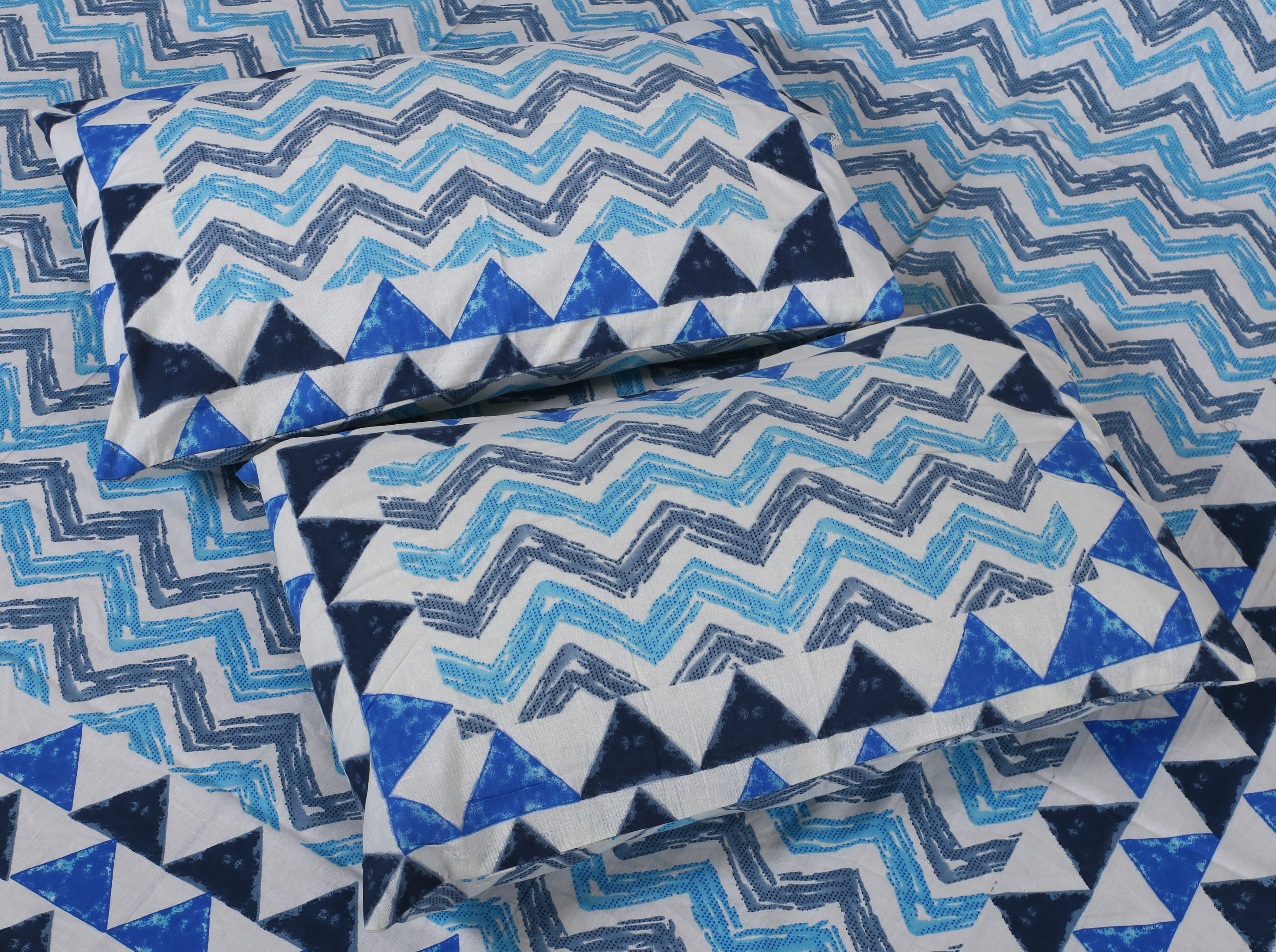 Eco Collection Cotton Double Bedsheet with Pillow Covers | Geometric Chevron Print | 90x100 Inches