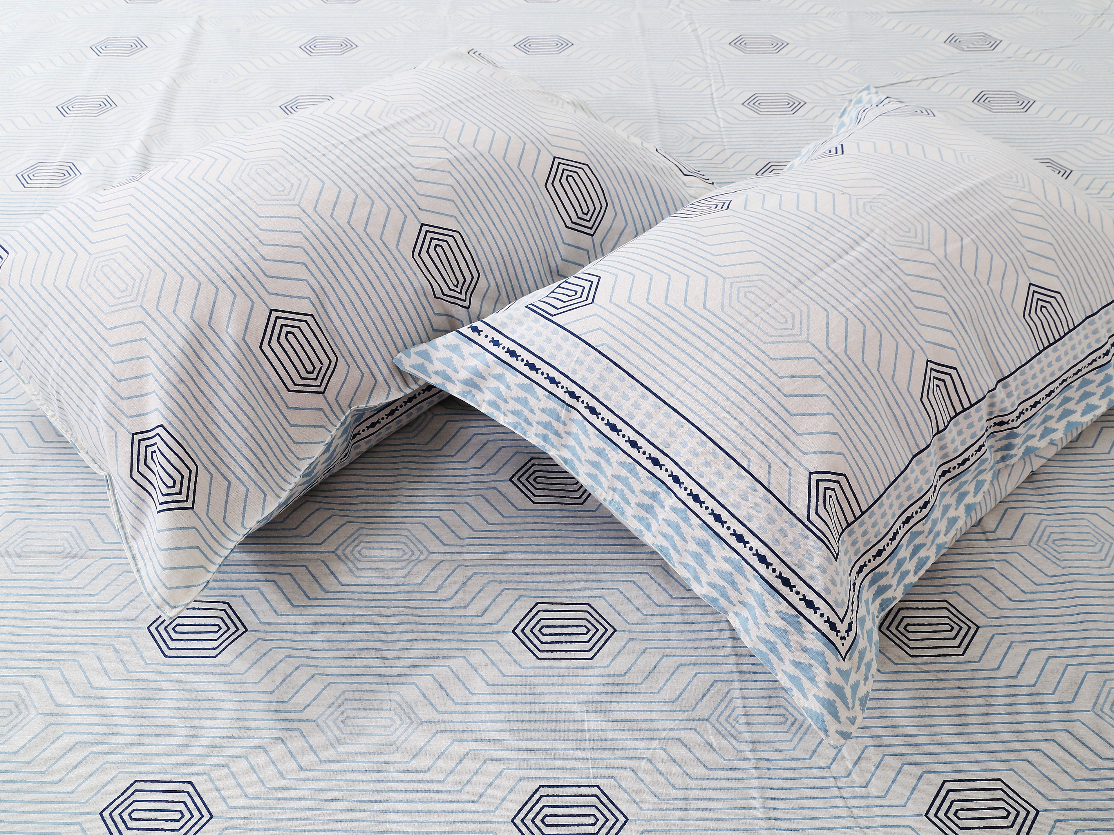 Soft Cotton Geometric Single Bedsheet with 2 Pillow Covers | 70x100