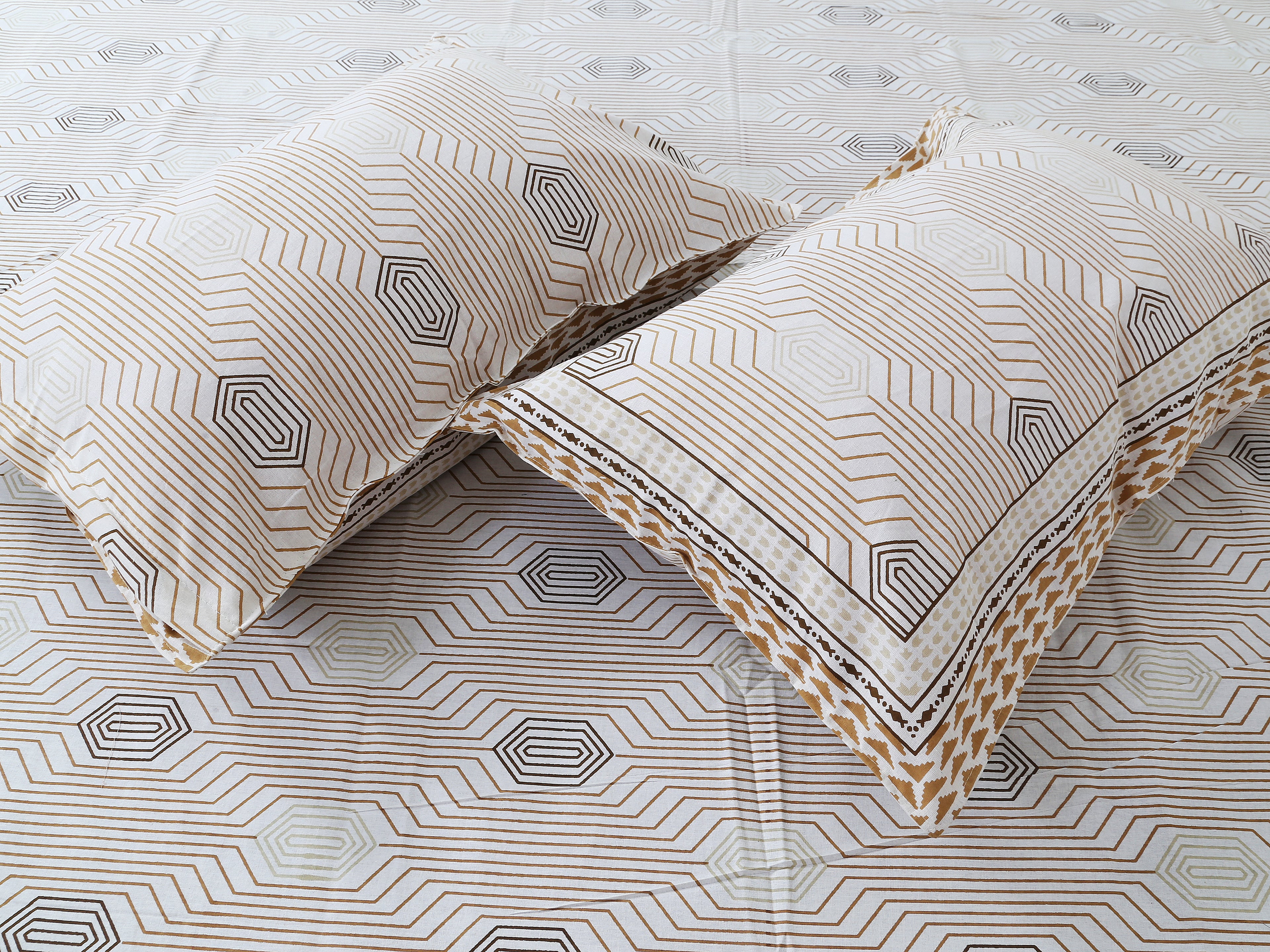 Soft Cotton Geometric Single Bedsheet with 2 Pillow Covers | 70x100