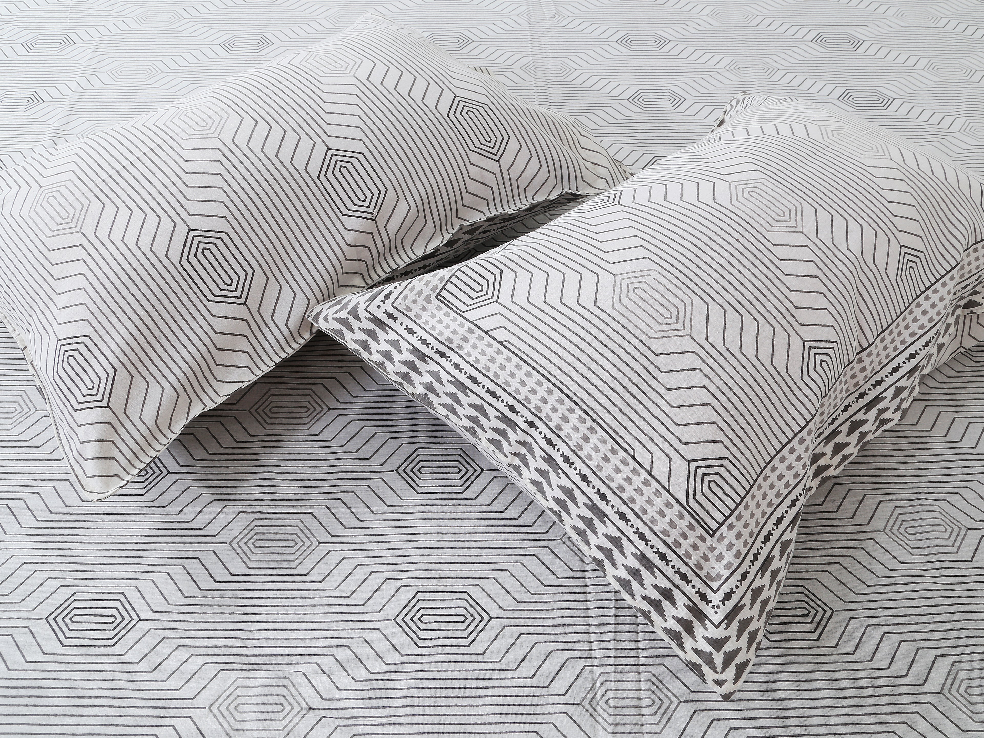Soft Cotton Geometric Single Bedsheet with 2 Pillow Covers | 70x100